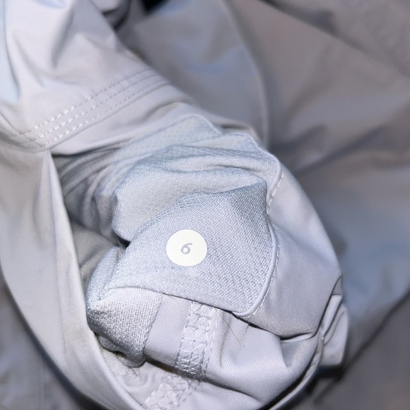 Lululemon Fo Drizzle Rain Jacket Silver Fox Sz 6 EUC /perfect - Picture 3 of 4